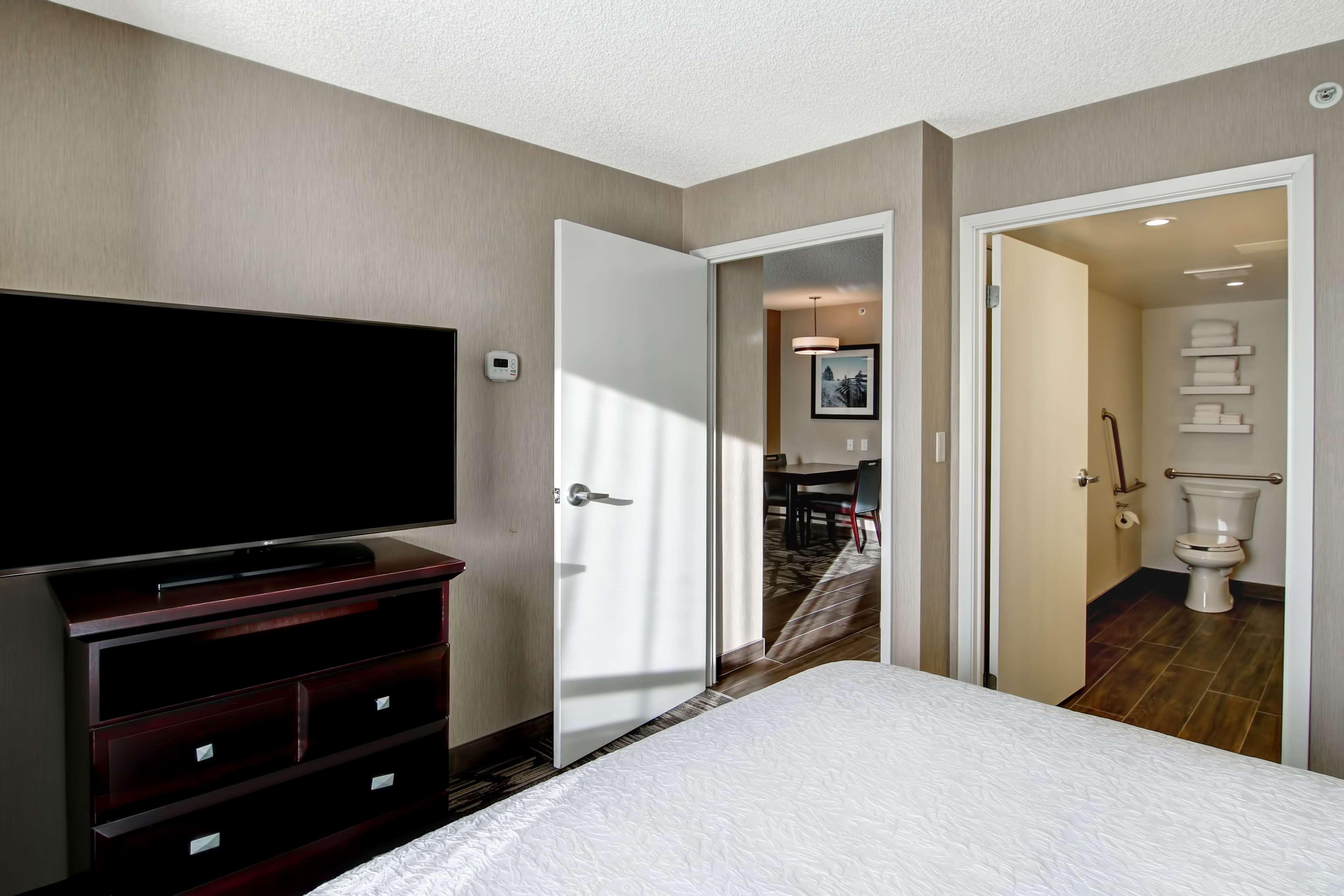 Hampton Inn & Suites By Hilton Calgary-Airport YYC Exterior foto