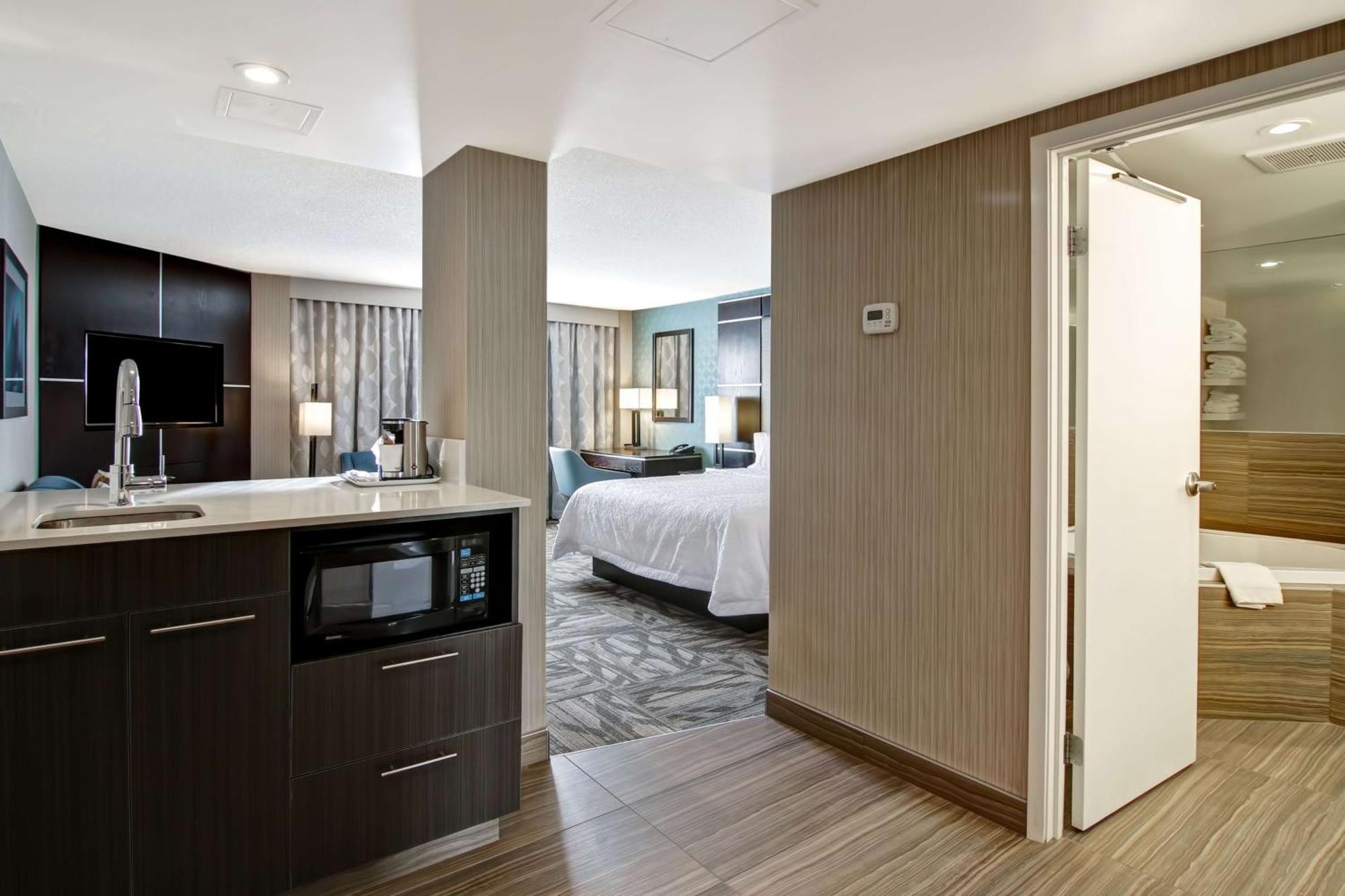 Hampton Inn & Suites By Hilton Calgary-Airport YYC Exterior foto