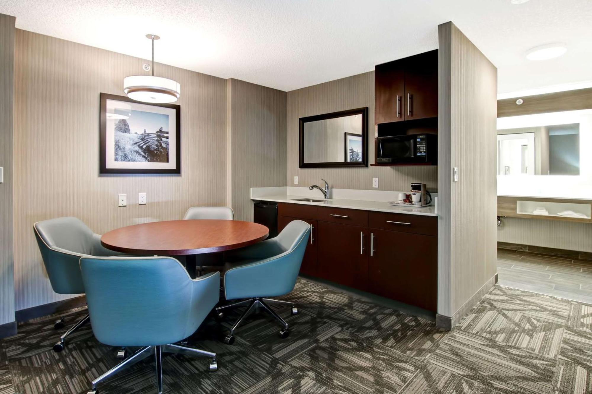 Hampton Inn & Suites By Hilton Calgary-Airport YYC Exterior foto