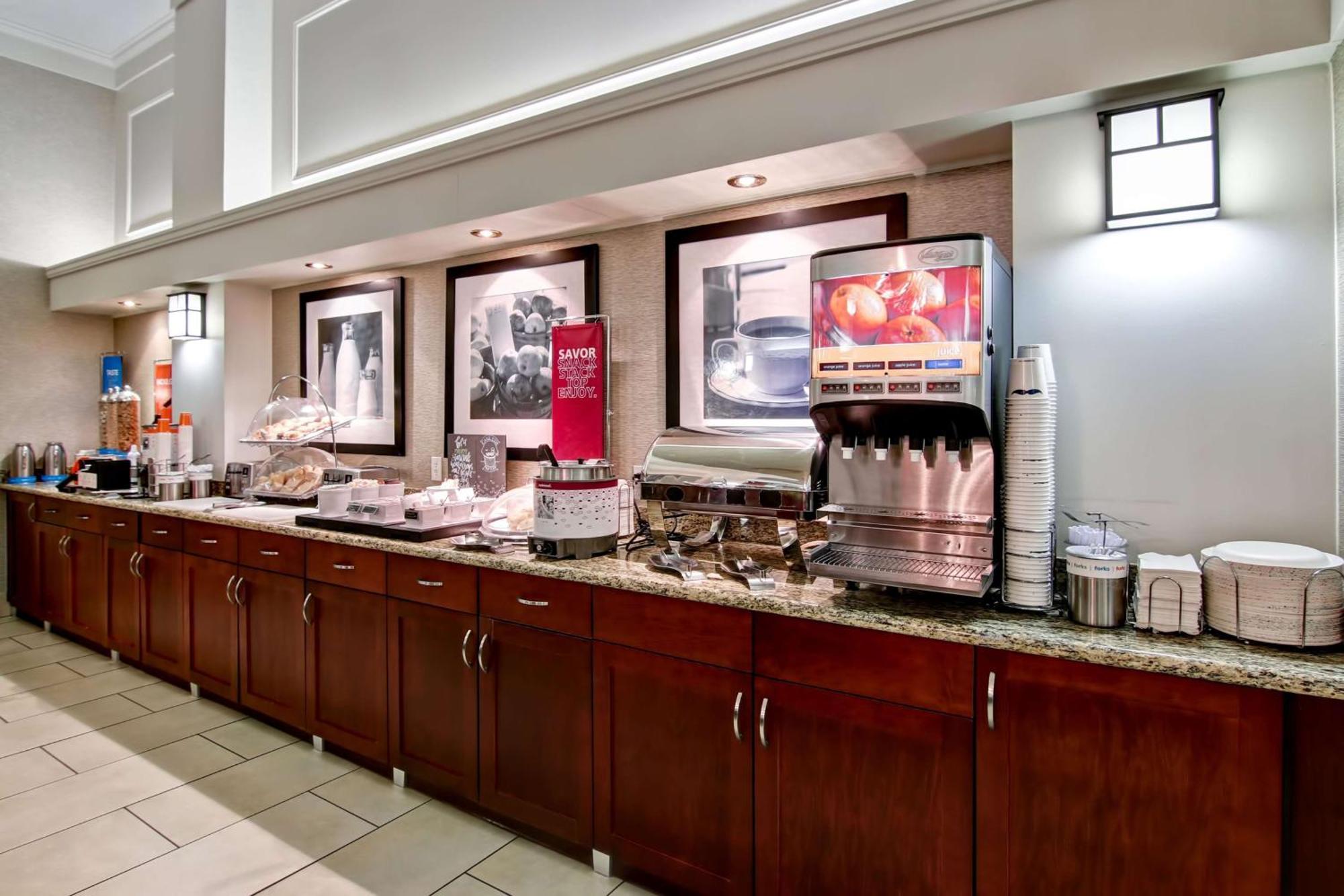 Hampton Inn & Suites By Hilton Calgary-Airport YYC Exterior foto