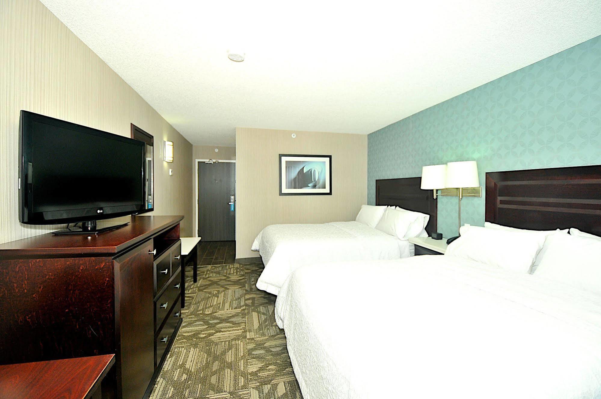Hampton Inn & Suites By Hilton Calgary-Airport YYC Exterior foto